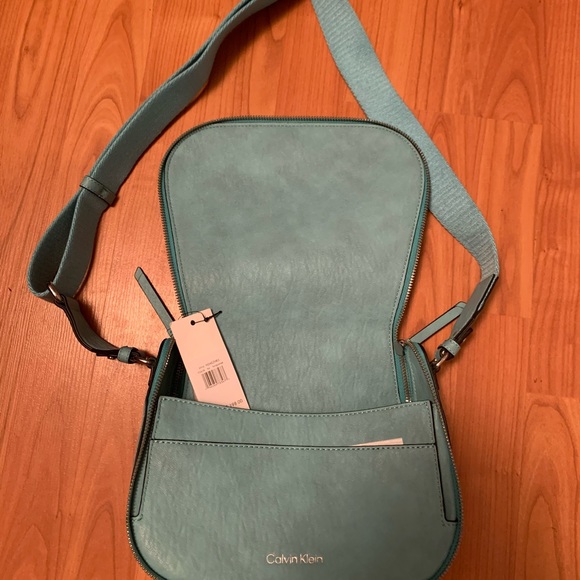 New Calvin Klein Crossbody - Picture 4 of 8